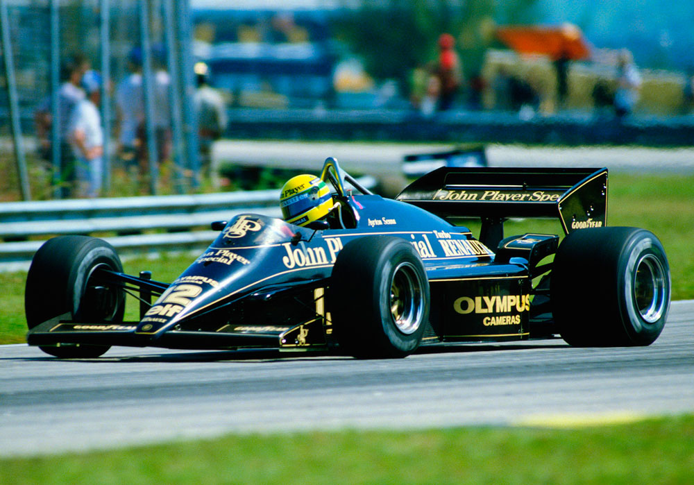 Ayrton Senna pilotando a Lotus 97T preta e dourada (John Player Special) na Fórmula 1, 1985