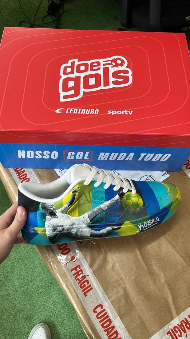 Tênis do Doegols customizado pelo muralista Kobra, na caixa Centauro e Sportv
