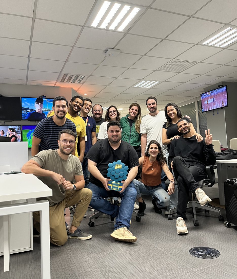 Time comemorando reconhecimento em doações do Doe Gols