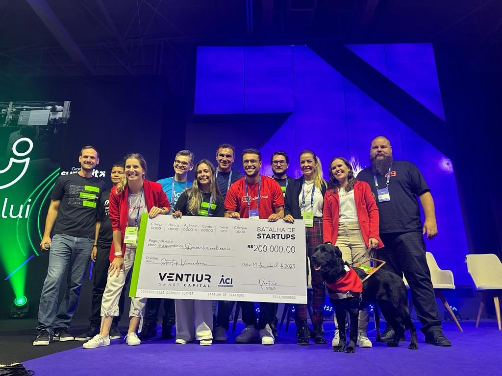 Time da Alia Inclui com o cheque de R$ 200 mil da Batalha de Startups na Gramado Summit 2023