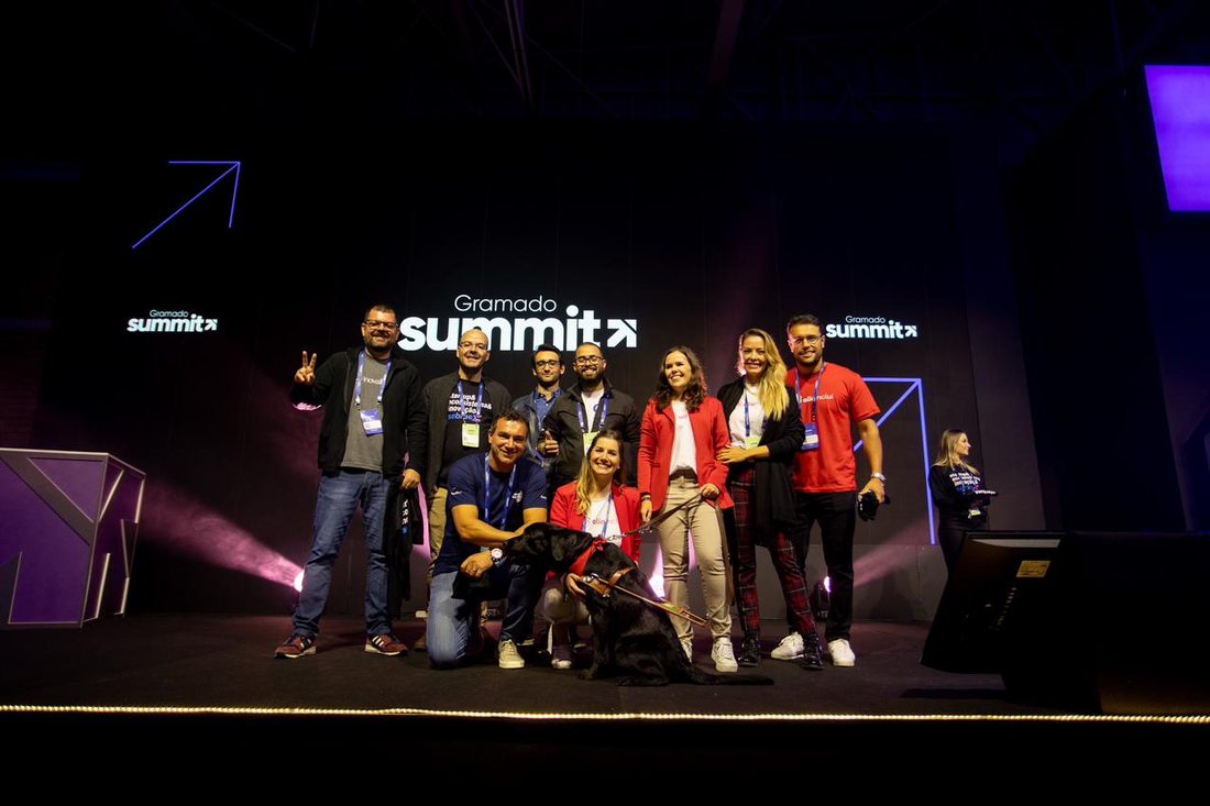 Time da Alia Inclui no palco da Gramado Summit 2023
